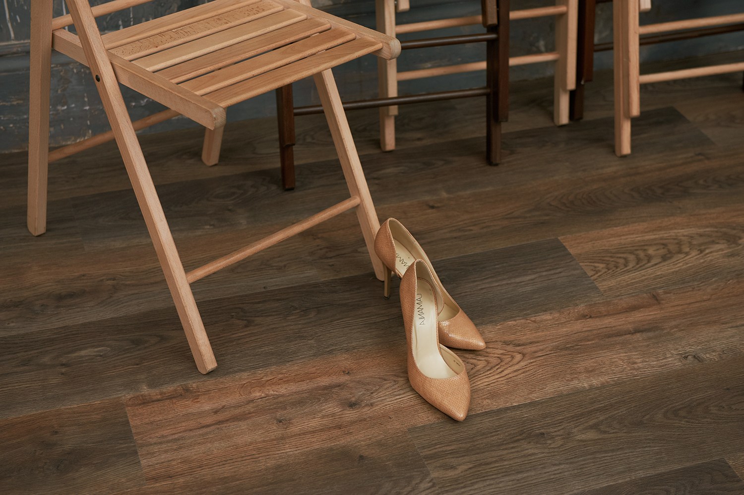 Виниловый пол FineFloor замковый Light Дуб Бревиш FF-1331 фото в интерьере